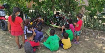  Bermain Bersama Anak Ngrancang, Satgas TMMD Bojonegoro Berikan Wasbang